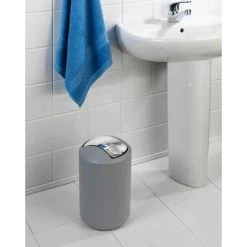 WENKO Lot De 2 Poubelles Salle De Bain Grises, Mini Poubelle Salle De Bain, Couvercle Basculant, Brasil L, Capacité 6,5L, Plastique PET Incassable, ø19,5x31 Cm, Gris 9 WENKO Lot De 2 Poubelles Salle De Bain Grises, Mini Poubelle Salle De Bain, Couvercle Basculant, Brasil L, Capacité 6,5L, Plastique PET Incassable, ø19,5x31 Cm, Gris -WENKO Soldes 18941188 4