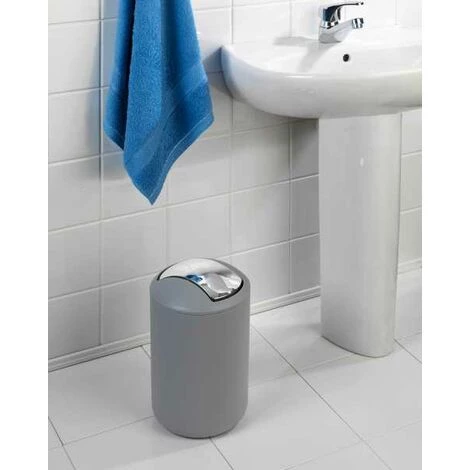 WENKO Lot De 2 Poubelles Salle De Bain Grises, Mini Poubelle Salle De Bain, Couvercle Basculant, Brasil L, Capacité 6,5L, Plastique PET Incassable, ø19,5x31 Cm, Gris 6 WENKO Lot De 2 Poubelles Salle De Bain Grises, Mini Poubelle Salle De Bain, Couvercle Basculant, Brasil L, Capacité 6,5L, Plastique PET Incassable, ø19,5x31 Cm, Gris – Image 4