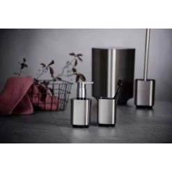 WENKO Set Accessoires Salle De Bain, Gobelet Brosse à Dent, Distributeur Savon Liquide, Brosse WC, Auron, Plastique Finition Chromée 5 WENKO Set Accessoires Salle De Bain, Gobelet Brosse à Dent, Distributeur Savon Liquide, Brosse WC, Auron, Plastique Finition Chromée -WENKO Soldes 34038684 2