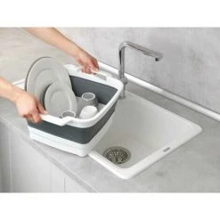 WENKO Bac De Lavage Pliable Sira, Bac-vaisselle Pliable Avec Bouchon D'écoulement Intégré & Anses Pour Un Transport Facile, Rangement Peu Encombrant, 8 Litres, (l X H X P) 39 X 32,5 X 18, Gris/blanc 9 WENKO Bac De Lavage Pliable Sira, Bac-vaisselle Pliable Avec Bouchon D'écoulement Intégré & Anses Pour Un Transport Facile, Rangement Peu Encombrant, 8 Litres, (l X H X P) 39 X 32,5 X 18, Gris/blanc -WENKO Soldes 58115006 3
