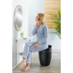 WENKO Tabouret Panier à Linge, Coffre à Linge Et Tabouret Salle De Bain Candy, Coussin Amovible, Similicuir, 20 Litres, Plastique, Ø 36x50,5 Cm, Noir - Noir 11 WENKO Tabouret Panier à Linge, Coffre à Linge Et Tabouret Salle De Bain Candy, Coussin Amovible, Similicuir, 20 Litres, Plastique, Ø 36x50,5 Cm, Noir - Noir -WENKO Soldes 6578935 5